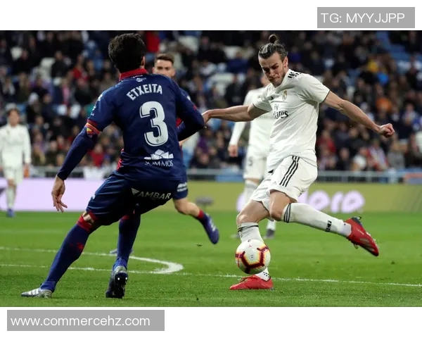 巴萨防守策略解析如何有效遏制皇马进攻威胁与战术对抗分析