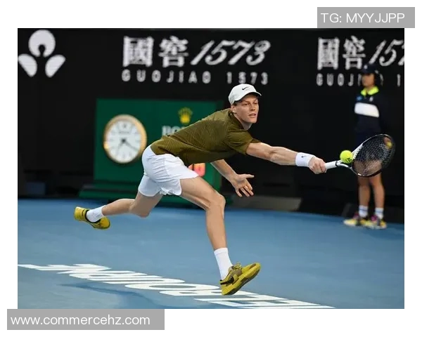 辛纳在澳网赛场展现非凡实力挑战顶尖选手争夺冠军荣耀 辛纳在澳网赛场展现非凡实力挑战顶尖选手争夺冠军荣耀